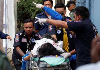 Vítima de explosão é atendida por equipe de socorro na Tailândia