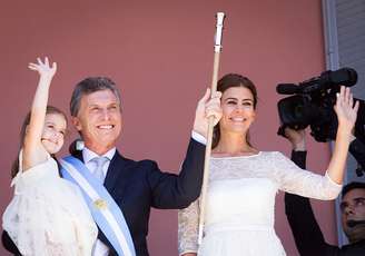 Presidente da Argentina, Mauricio Macri acena junto com sua mulher, Juliana, e filha, Antonia 