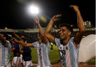 Com as camisas emprestadas pela seleção argentina Sub-20, os jogadores do Tucumán comemoram a classificação na Libertadores