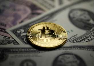 Moeda de Bitcoin sobre notas de dólar em ilustração
27/09/2017 REUTERS/Dado Ruvic/Illustration