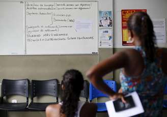 Mulher desempregada observa quadro com oportunidades de emprego em Itaboraí, Rio de Janeiro 31/03/2015 REUTERS/Ricardo Moraes