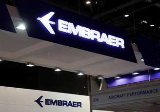 Logos da Embraer em convenção do setor aéreo no Aeroporto de Genebra, na Suíça