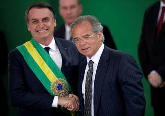 O presidente Jair Bolsonaro e o ministro da Economia, Paulo Guedes, se cumprimentam após a posse, no Palácio do Planalto
01/01/2019
REUTERS/Ueslei Marcelino