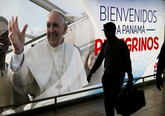 Passageiro passa por pôster com a foto do Papa Francisco no aeroporto de Tocumen, no Panamá
22/01/2019 REUTERS/Henry Romero 