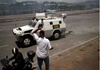 Manifestante de oposição é atropelado por veículo da Guarda Nacional da Venezuela perto de base aérea em Caracas
30/04/2019
REUTERS/Ueslei Marcelino