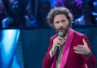 Astro Jovanotti iniciou turnê de verão em praias italianas em 2019