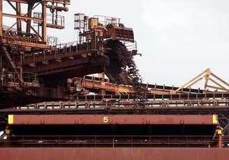 Navio é carregado com minério de ferro para exportação em São Luís (MA) 
09/12/2011
REUTERS/Paulo Whitaker