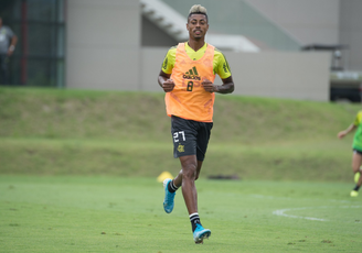 Bruno Henrique deixou a partida contra o Santos com dores (Foto: Alexandre Vidal/CRF)