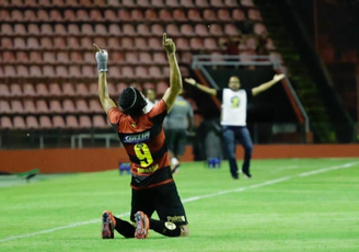 Hernane comemorando seu gol contra o Retrô (Foto: Divulgação/Sport)