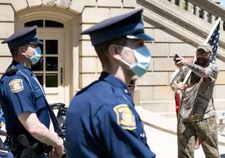 Manifestante com bandeira dos EUA em frente à Assembleia do Michigan
20/05/2020
REUTERS/Seth Herald