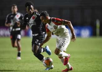 Cayo Tenório foi novamente titular com a camisa do Vasco e fez sua estreia em competições internacionais (AFP)