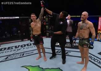 Dustin Poirier nocauteou Conor McGregor na luta principal do UFC 257 (Foto: Reprodução/Combate)