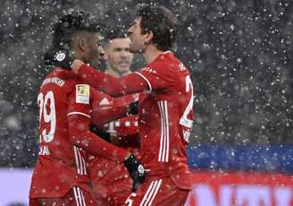 Coman e Müller: francês fez o gol da partida com passe do meia alemão (Foto: JOHN MACDOUGALL / POOL / AFP)