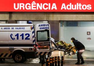 Ambulância chega ao Hospital São João, na cidade do Porto, durante a pandemia de Covid-19 em Portugal
08/02/2021 REUTERS/Violeta Santos Moura  