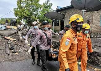 Socorristas removem vítimas de escombros deixados por inundação na ilha de Flores, na Indonésia