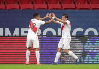 Jogadores do Peru celebram gol em partida pela Copa América
