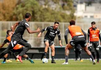 Giuliano treinou com bola com os companheiros nesta quarta-feira (Foto: Rodrigo Coca/Ag. Corinthians)