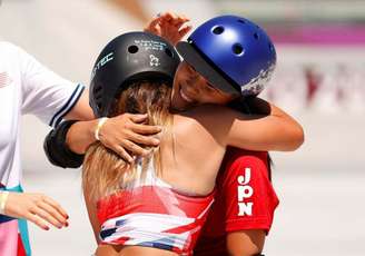 Sakura Yosozumi recebe abraço de Sky Brown. Ambas são medalhistas no skate park feminino (Foto: COI)