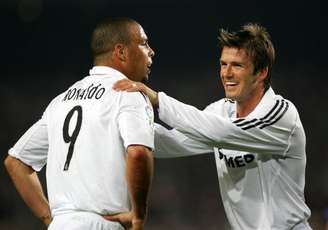 Ronaldo e Beckham eram duas das estrelas do Real Madrid dos Galácticos (Foto: LLUIS GENE / AFP)