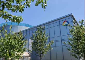 Logotipo do Google Cloud no prédio matriz da companhia, na Califórnia. 19/6/2019.  REUTERS/Paresh Dave