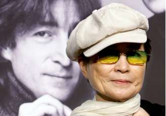 Yoko Ono concede entrevista em frente a retrato de John Lennon em Tóquio
07/10/2005
REUTERS/Toru Hanai