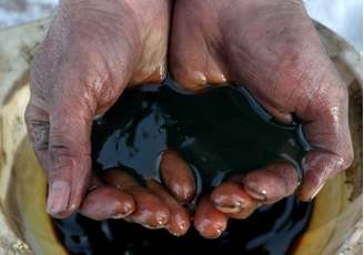 Funcionário segura amostra de petróleo.
11/03/2019 
REUTERS/Vasily Fedosenko