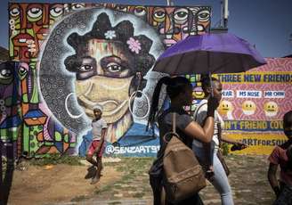 Mural sobre pandemia em Johanesburgo, na África do Sul, país onde foi descoberta a variante Ômicron