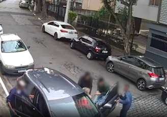 Imagens registram assalto na Vila Prudente, na zona leste. Na fuga, bandidos arrancam carro junto com idosa