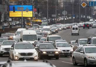 Fila de carros tentando deixar a Ucrânia