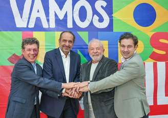 O ex-presidente Lula esteve nesta quinta-feira, 26, com o ex-prefeito de Belo Horizonte Alexandre Kalil, o deputado federal Reginaldo Lopes e o o presidente do PT-MG, Cristiano Silveira