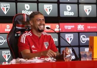 Rato ri durante coletiva de apresentação no São Paulo, nesta sexta (Foto: Rubens Chiri/São Paulo FC)