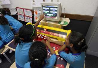 "Para que a tecnologia ganhe mais espaço é necessário que seja olhada não como uma ferramenta isolada na educação, mas como um instrumento facilitador do processo de ensino e aprendizagem", afirma a especialista Lia Glaz. (Foto de arquivo, 2009)