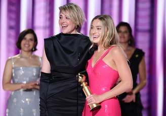 Margot Robbie e Greta Gerwig recebem prêmio de Barbie no Globo de Ouro