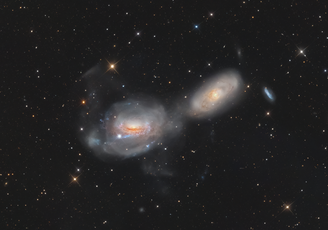 Galáxias NGC 3169 (esquerda) e NGC 3166 (direita) (Imagem: Reprodução/Christophe Vergnes, Aziz Kaeouach)