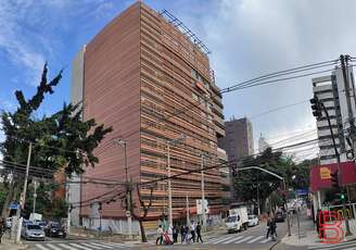 Colégio Bandeirantes, na Vila Mariana, em São Paulo. Pedro Henrique chegava de ônibus, da Vila dos Remédios, em Osasco.