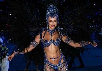 Irina Shayk desfila pela Beija-Flor no carnaval do Rio de Janeiro