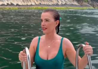 Luma de Oliveira curte dia de lancha