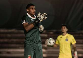 Lucas Andrade comemora defesa em final da Copa do Brasil sub-17