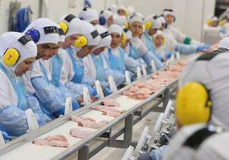 Casos de gripe aviária levaram a lista de suspensão por parte da China. Na foto, produção de frangos em frigorífico brasileiro em 2017.