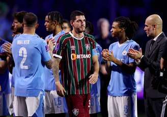 Nino, do Fluminense, é aplaudido por jogadores do Manchester City