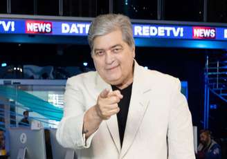 Datena posa para foto na RedeTV