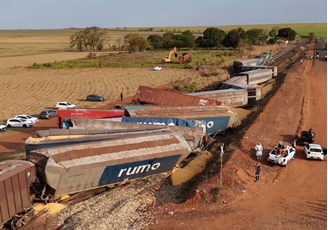 Trem de carga descarrilha após colidir em caminhão que invadiu linha férrea no interior de SP