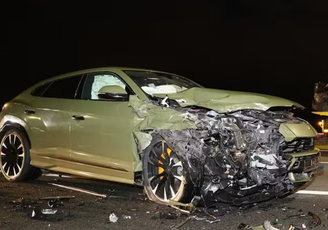 Carro do ex-jogador ficou com a parte dianteira completamente destruída