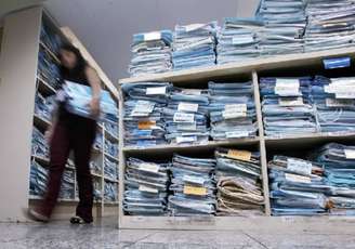Pilha de documentos em cartório brasileiro.