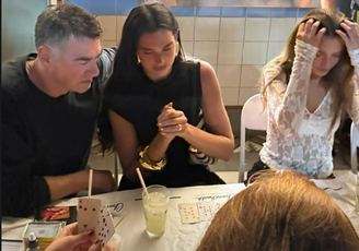 Dua Lipa toma caipirinha em bar do Rio