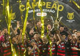 Flamengo levanta troféu de campeão do Brasileirão 2025.