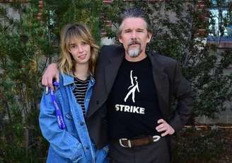 Ethan Hawke com a filha, a também atriz Maya Hawke.