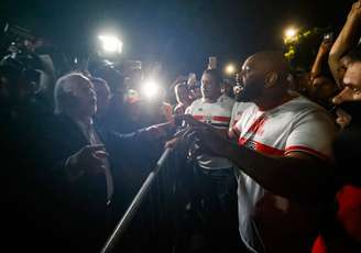 Harry Massis Júnior falou com torcedores, como o Baby, um dos líderes da Independente, após o resultado da votação.