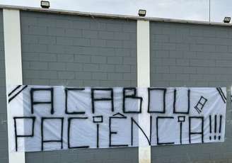 Torcida corintiana fez novo protesto no CT Joaquim Grava