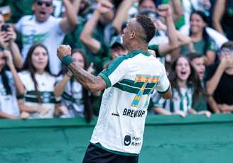 Breno Lopes celebra gol na vitória do Coritiba sobre o Atlético-MG 